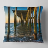 Designart horgász móló és hullámok az Atlanti -óceánban - Pier SeaScape Dobás Párna - 18x18