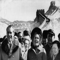Amerikai Elnökség. Richard Nixon Elnök És Patricia Nixon First Lady A Kínai Nagy Falon A Pekingi Történelemen Kívül